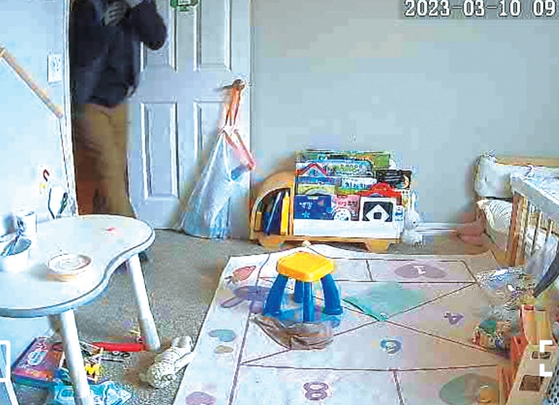 아이 방에 들어오는 용의자 모습이 집안 CCTV에 잡혔다. [피해자 이씨 제공]