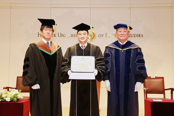 4월 6일 한국외국어대학교에서 명예 경영학 박사 학위를 받고 있는 배동현 BDH재단 이사장