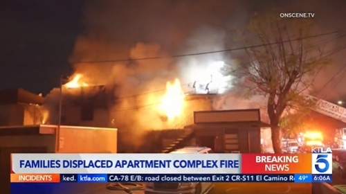 부에나파크 아파트서 5일 오전 1시경 화재가 발생해 15명의 이재민이 거처를 잃었다. 재산피해 규모는 200만 달러 이상으로 추산됐다. [KTLA5 뉴스]