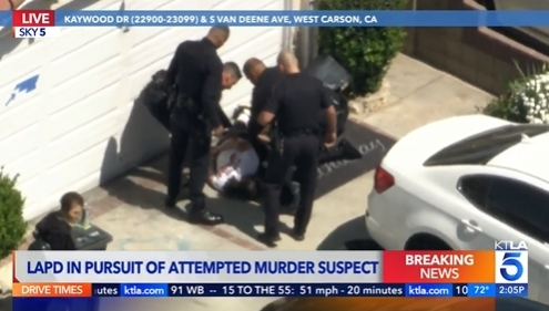 LA에서 약 2시간 동안 차량 도주극을 벌인 살인 미수 용의자가 결국 경찰에 체포됐다. [KTLA5 뉴스]