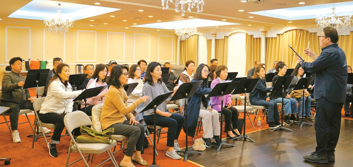 16일 열리는 ‘봄날의 향연’ 콘서트를 위해 정현관 지휘자의 리드에 따라 막바지 연습에 집중하고 있는 칸타모레 합창단원들. 