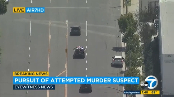 살인 미수 용의자가 탄 차량이 경찰의 추격을 피해 LA 지역에서 도주극을 벌이고 있다. [ABC7 뉴스]