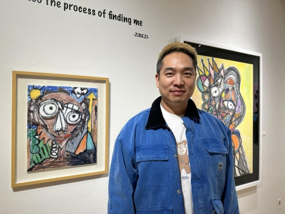 지비지(ZiBEZI) 작가가 9일 LA 한국문화원에서 열린 특별전에서 작품을 소개하고 있다. [연합]
