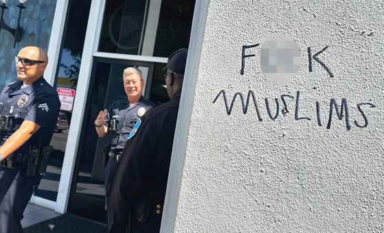 10일 기자회견을 마친 LAPD 경관들이 남가주 이슬람센터(ICSC)를 나서고 있다. 벽에 무슬림에 대한 혐오 낙서가 적혀있다. 경찰은 이번 사건에 무관용 원칙을 적용해 엄정 대응하겠다고 밝혔다.  김상진 기자