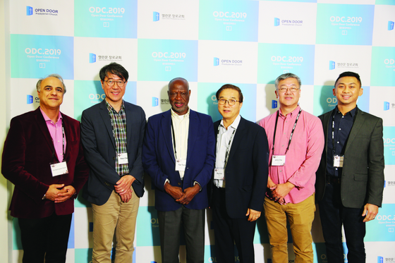 2019년 열린문 컨퍼런스 당시 참석자들과 김용훈 목사(왼쪽 네번째)