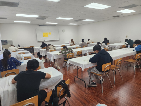 LA한국교육원에서 지난 8일 실시된 한국어능력시험(TOPIK) 응시생들이 문제를 풀고 있다. 