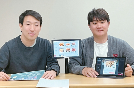 ‘Z오더’의 방승민 대표(오른쪽)과 장형빈 부대표가 태블릿 메뉴판에 대해 설명하고 있다. 