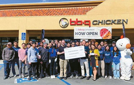 한국 프랜차이즈 제네시스BBQ그룹이 지난 19일 캘리포니아에 파운틴밸리점을 오픈 기념으로 기부행사를 열었다. [BBQ 제공]
