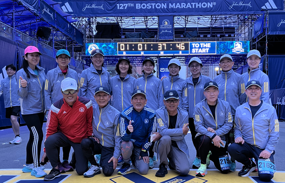 보스턴 마라톤 대회에 참가한 해피러너스 관계자들이 함께 자리했다. ［해피러너스 제공］ 