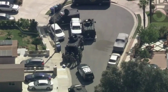 샌타클라리타 지역 주택가에서 24일 오전부터 한 무장 남성이 차안에서 경찰과 대치하는 상황이 벌어지고 있다. [KTLA5 뉴스]