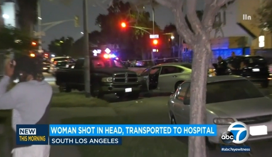 24일 늦은 밤 사우스 LA 지역을 운전하며 지나가던 여성이 머리에 총상을 입고 중태에 빠지는 사건이 발생해 경찰이 수사에 나섰다. 3명의 용의자는 모두 도주한 상태이다. [ABC7 뉴스]