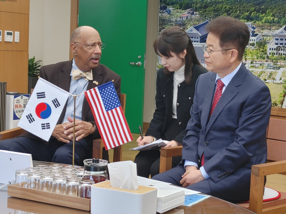 뉴욕 영 아트 파운데이션(대표 김건수) 초청으로 한국-미국 사이의 문화 예술교류를 위해 한국을 방문 중인 고든 존슨 뉴저지주상원의원(민주·37선거구·왼쪽)은 지난 15일 이철우 경북도지사(오른쪽)를 만나 상호 협력 및 교류에 대해 의견을 나눴다. [뉴욕 영 아트 파운데이션)