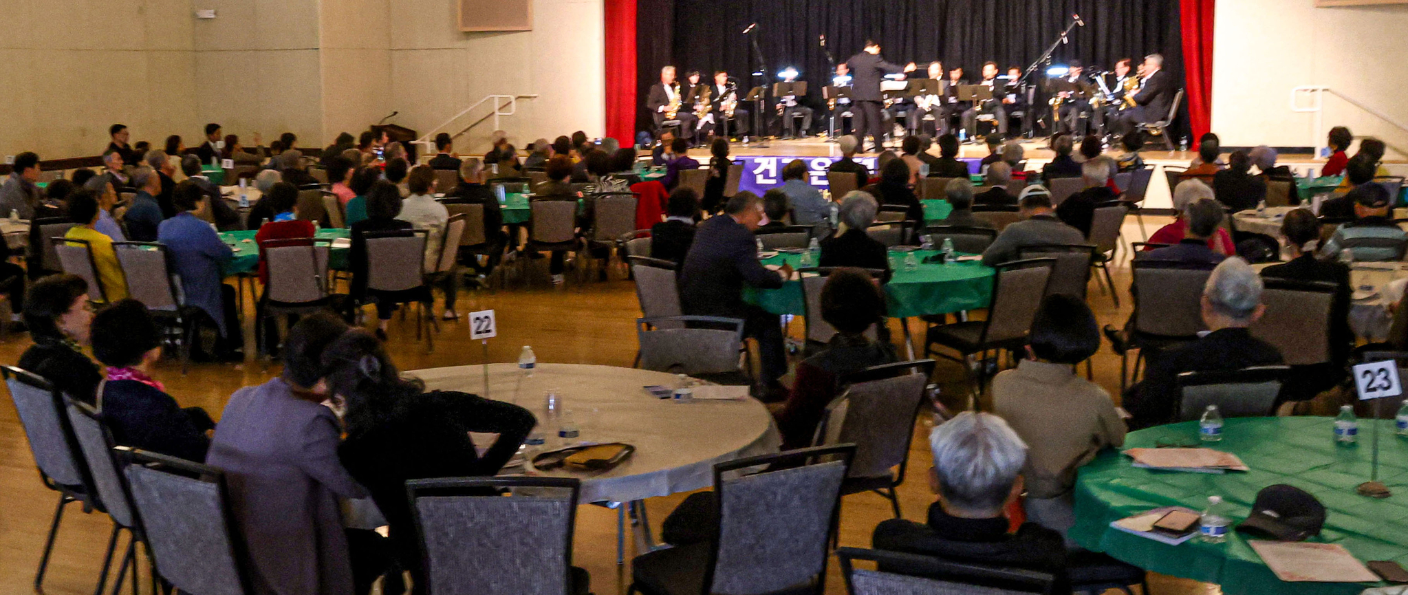 지난 23일 라구나우즈 한인회가 개최한 음악회 참석자들이 색소폰 연주를 감상하고 있다. [라구나우즈한인회 제공] 
