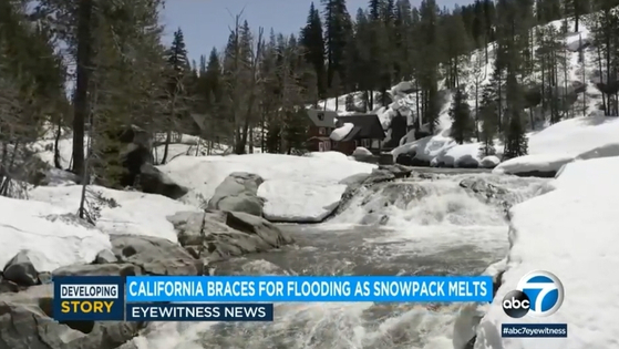 지난 겨울철에 쌓인 많은 눈이 기온이 올라가면서 녹아 내리기 시작하자 중부 캘리포니아 등 여러 곳에서 홍수가 발생할 위험이 커지고 있는 것으로 나타났다. [ABC7 뉴스]