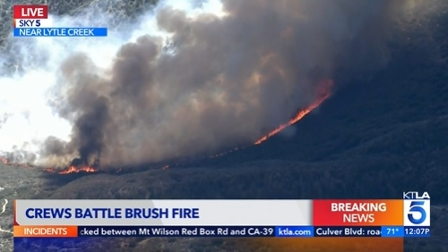리틀 크릭 인근 샌버나디노 국립공원에서 26일 오전 산불이 발생했다. 정오 현재 피해 면적은 130에이커로 확대됐다. [KTLA5 뉴스]