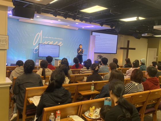 김수연 정신과 전문의가 '청소년 우울증' 강의를 하고 있다. 