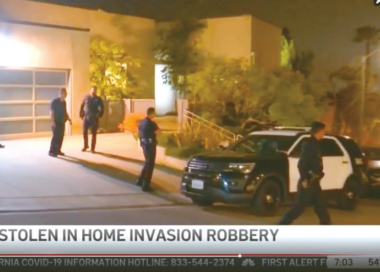 지난 28일 무장강도가 침입한 벨에어의 저택에서 LAPD 경관들이 수사를 벌이고 있다. [KTLA방송 캡처]