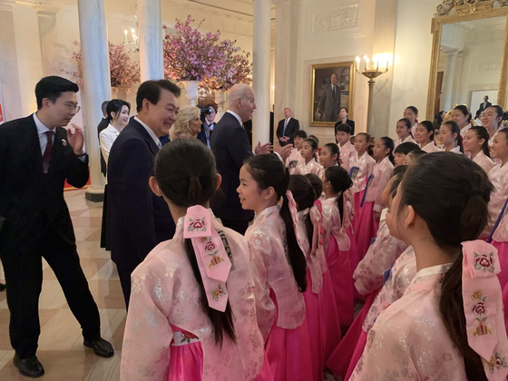 윤석열 대통령과 조 바이든 대통령이 뉴저지한국학교 어린이합창단이 백악관에서 공연을 마치자 격려하고 있다.