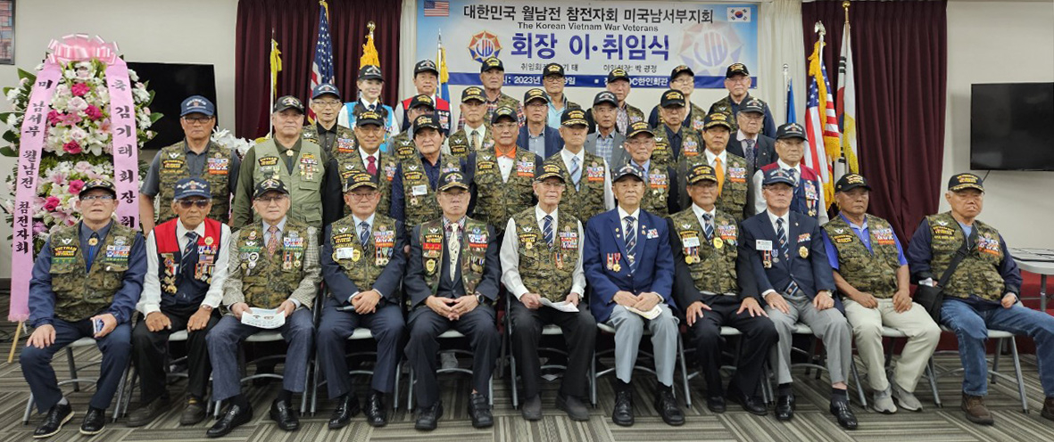 대한민국 월남전참전자회 미 남서부지회(이하 남서부지회)가 지난달 29일 가든그로브의 OC한인회관에서 회장 이·취임식을 가졌다. 이날 박굉정 회장이 이임하고, 김기태 신임 회장이 취임했다. 행사 직후, 참석자들이 함께 자리했다. 맨 앞줄 오른쪽 3번째부터 차례로 박굉정 전 회장, 김기태 회장. [남서부지회 제공]