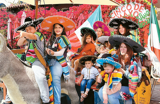 5일 '싱코 데 마요'를 맞아 LA다운타운 올베라 스트리트를 찾은 멕시칸 가족들이 전통복장을 입고 기념사진을 찍고 있다. 김상진 기자