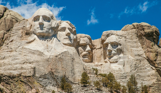 미국 건국부터 성장, 보존, 발전을 상징하는 대통령들의 얼굴이 거대한 바위에 새겨져 있다. [US아주투어 제공]