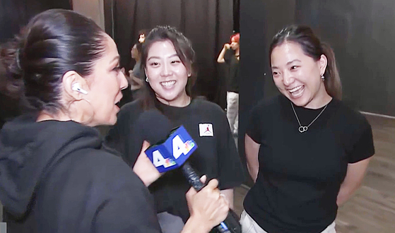 다이니(가운데)와 아일린(오른쪽) 김 자매가 NBC4 기자와 인터뷰를 하고 있다. [NBC4 캡처]