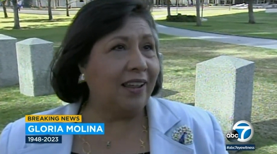 LA의 첫 라틴계 시의원과 카운티 수퍼바이저를 지낸 그레이스 몰리나 전 의원이 14일 74세를 일기로 별세했다. [ABC7 뉴스]