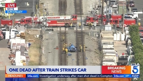 선밸리 지역에서 메트로링크 열차와 차량이 충돌하는 사고가 발생해 차에 타고 있던 사람이 1명 숨졌다. [KTLA5 뉴스]