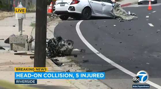 리버사이드 도로에서 차량 2대가 정면으로 충돌해 8세 소년이 숨지고 4명이 부상을 입는 사고가 16일 오전 발생했다. 흰색 사고 차량의 엔진 일부분이 떨어져 나와 있다. [ABC7 뉴스]
