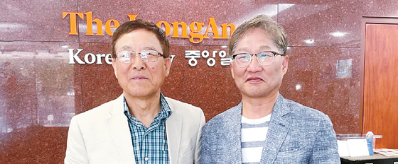LA 5·18기념사업회 정찬열 회장(왼쪽)과 김철웅 사무국장이 43주년 기념식에 많은 참여를 부탁하고 있다.