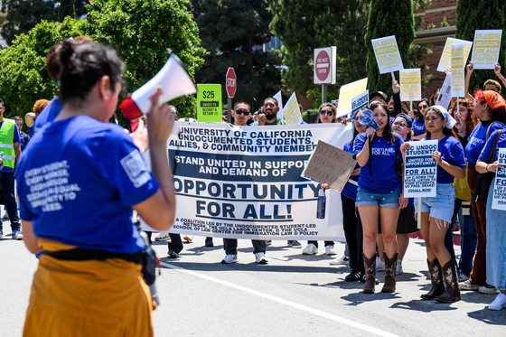 18일 UCLA 재학생들이 교정에서 불체 학생들의 교내 취업을 허용하라는 구호를 외치고 있다. [Julia Zhou/Daily Bruin] 