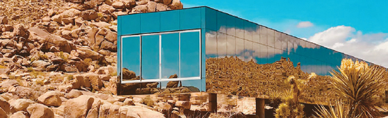 반사 유리창으로 집 전체가 덮여 있어서 조수아트리의 아름다운 풍경을 볼 수 있는 투명 주택이 1800만 달러의 매물로 등록됐다. [인비지블하우스닷컴 캡처]