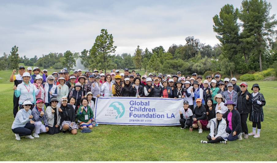글로벌어린이재단 LA지부가 지난 9일 기금 모금 골프대회를 열고 기금 14만3948달러를 모았다. 참가자들이 함께 기념 촬영을 하고 있다. [재단 제공] 