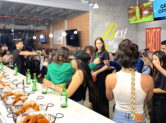비비큐 치킨 파나마시티 매장을 축하하는 행사에서 참가자들이 비비큐 치킨의 메뉴와 한국의 주류 제품에 대한 설명을 듣고 있다. [사진 제너시스BBQ그룹]