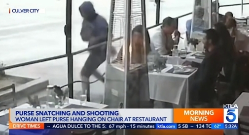 도로변 보도에서 식당 패티오 손님이 의자에 걸어놓은 가방을 날치기 하는 사건이 최근 컬버시티 소재 한 식당에서 발생했다. [KTLA5 뉴스]