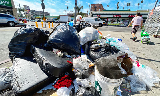 LA한인타운 인도에 불법으로 버려진 쓰레기가 쌓여 있다. 김상진 기자