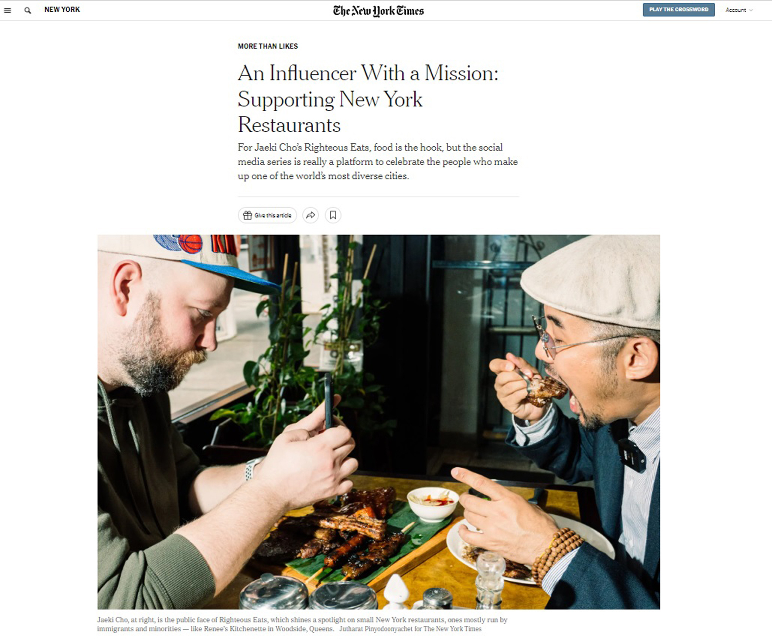 한인 '푸드 인플루언서' 재키 조(Jaeki Cho)를 조명한 뉴욕타임스(NYT) 기사. 그는 퀸즈 이민자, 소수민족들이 운영하는 뉴욕의 작은 레스토랑들을 소개하는 인물로 이름을 알렸다. [사진 뉴욕타임스 캡처] 