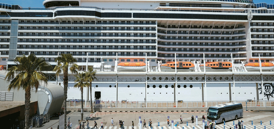 팬데믹 종식으로 크루즈 투어 수요가 급증하고 있다. 지난 23일 스페인 바르셀로나항구에 정박 중인 크루즈 선박에 여행객들이 승선하고 있다. [로이터]