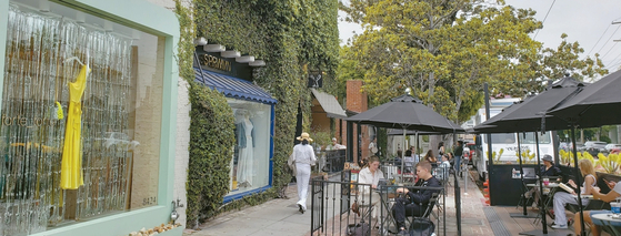멜로즈 플레이스의 랜드마크이며 핫 플레이스인 알프레드 커피숍은 늘 인근 주민들과 쇼핑객들로 붐빈다. 