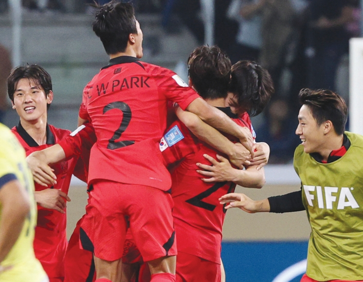 1일(현지시간) 오후 한국 20세 이하(U-20) 축구 대표팀이 아르헨티나 산티아고 델 에스테로 스타디움에서 열린 2023 국제축구연맹(FIFA) U-20 월드컵 16강전에서 에콰도르를 상대로 3-2 승리를 거두며 8강 진출에 성공했다. 이로써 한국 U-20 축구 대표팀은 역대 처음으로 2개 대회(2019·2023년) 연속 8강 진출의 기록을 작성했다. 경기종료 후 한국 선수들이 기뻐하고 있다.  [연합뉴스]