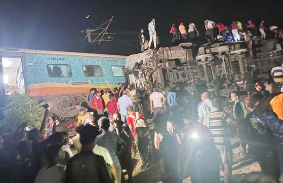 인도 열차 충돌사고 현장