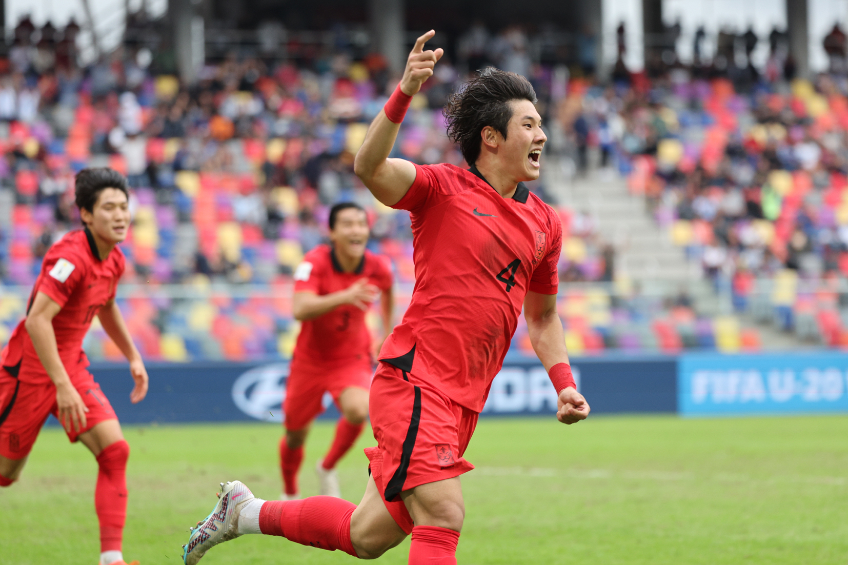 한국 20세 이하(U-20) 남자축구 대표팀이 국제축구연맹(FIFA) U-20 월드컵에서 2회 연속 4강에 오르는 쾌거를 이뤘다. 김은중 감독이 이끄는 한국은 4일 아르헨티나의 산티아고 델 에스테로 스타디움에서 열린 준준결승 나이지리아와 경기에서 연장 전반 5분 이승원(강원)의 코너킥을 최석현(단국대/사진)이 머리로 받아 넣어 1-0으로 이기고 준결승 진출을 일궈냈다. [연합뉴스]