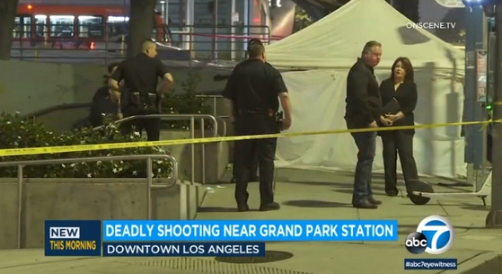 4일 밤 LA 다운타운 그랜드 파크 메트로역 인근에서 총격을 받고 숨진 남성이 발견돼 경찰이 수사에 나섰다. [ABC7 뉴스]