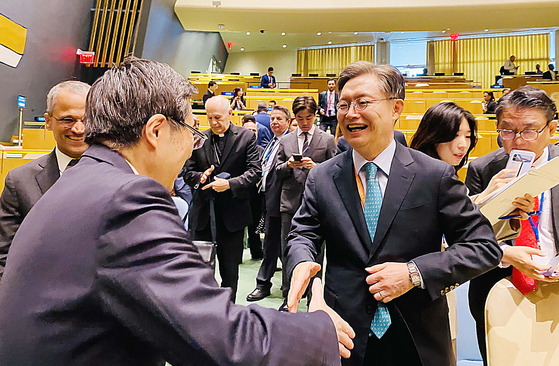 6일 한국이 유엔 안전보장이사회 비상임이사국으로 선출되는 투표결과가 발표되자 황준국(오른쪽) 주 유엔대사가 한국 유엔 대표부 직원들과 축하 악수를 하고 있다. [연합]