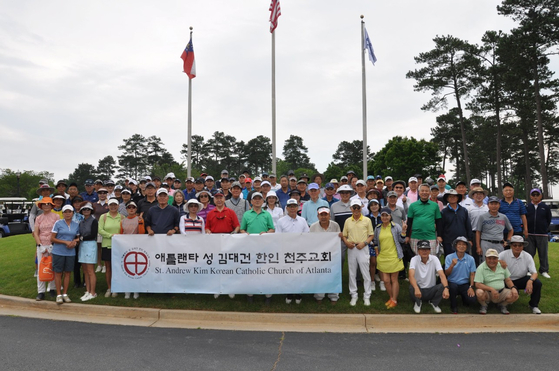 골프대회 참가자들이 한자리에 모였다.