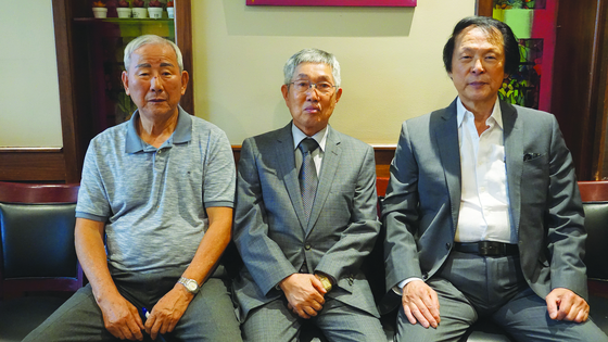 왼쪽부터 이융성 부회장, 배용웅 회장, 곽노은 대의원