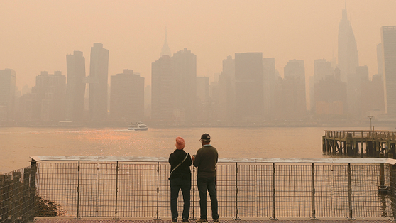 지난 7일 캐나다 산불 연기 남하로 붉게 물든 맨해튼 전경. [로이터]