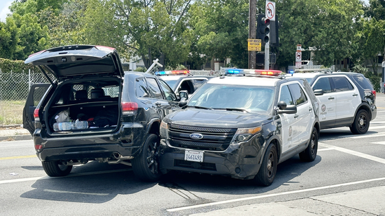 8일 오후 LA한인타운에서 도난 차량 추격전이 벌어졌다. 검은색 SUV(왼쪽)를 쫓아온 경찰은 베벌리 블러바드와 세인트 앤드류스 플레이스 교차로에서 도난 차량과 충돌한 끝에 용의자를 체포했다. 경찰은 이번 사건으로 부상자는 없었다고 밝혔다. 김상진 기자