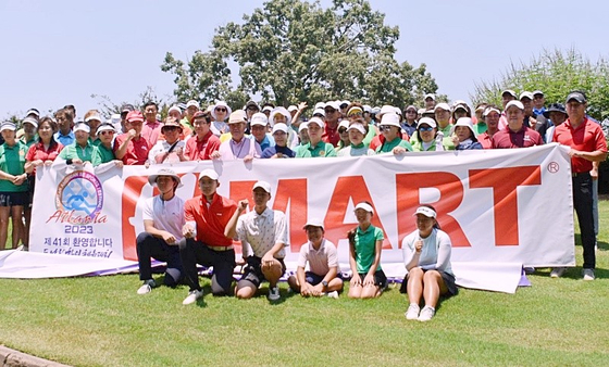 골프대회 참가자들이 단체사진을 찍었다.
