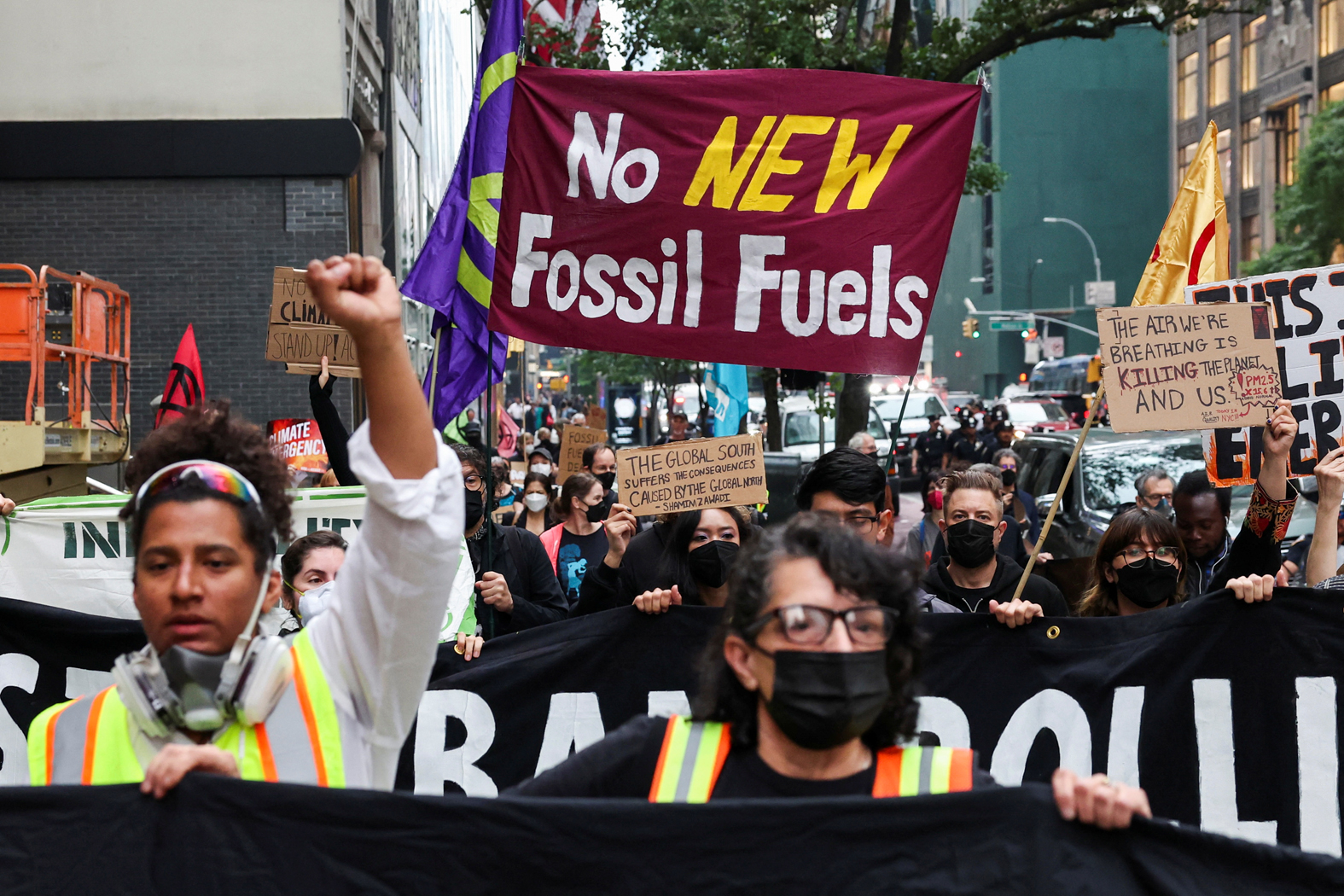 캐나다 산림지역의 산불 영향으로 지난 며칠간 뉴욕 일원의 대기질이 심각하게 악화했다 개선된 가운데, 환경운동가들이 8일 뉴욕에서 기후변화 문제에 대한 대응이 절실하다고 외치며 시위를 벌이고 있다. [로이터]